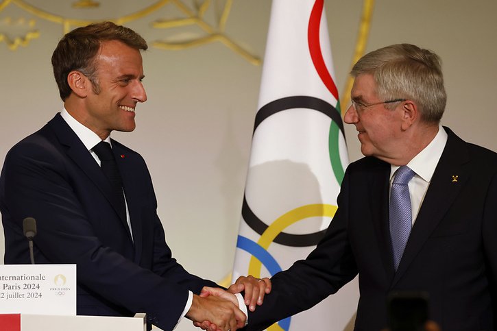 Le président du CIO Thomas Bach (à droite) et Emmanuel Macron lundi à l'Elysée. © KEYSTONE/AP/Ludovic Marin