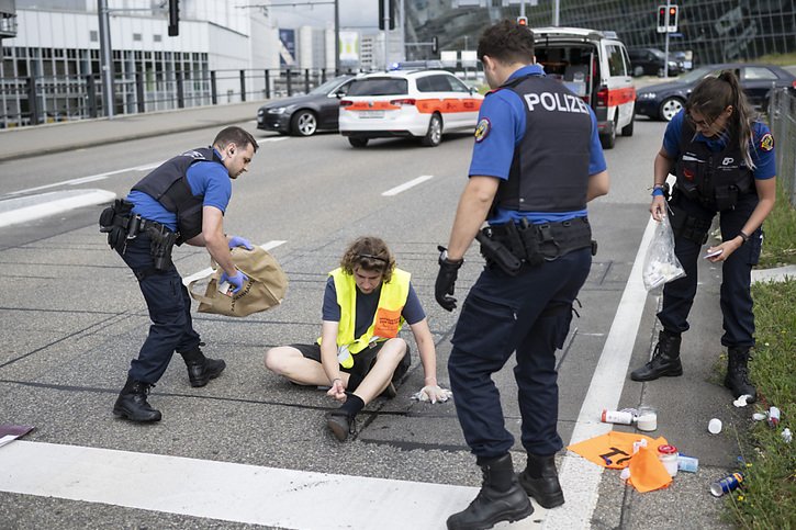 L'un des activistes s'était collé une main sur la chaussée. © KEYSTONE/ENNIO LEANZA