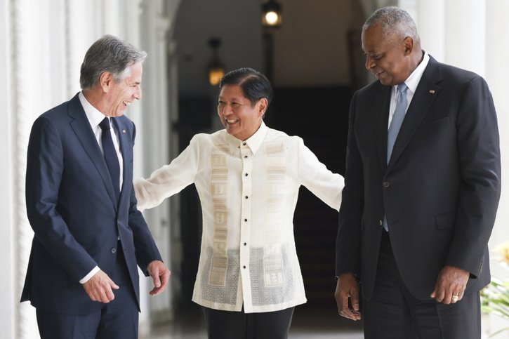 Antony Blinken et Lloyd Austin ont rencontré mardi matin le président Ferdinand Marcos. © KEYSTONE/AP/Basilio Sepe