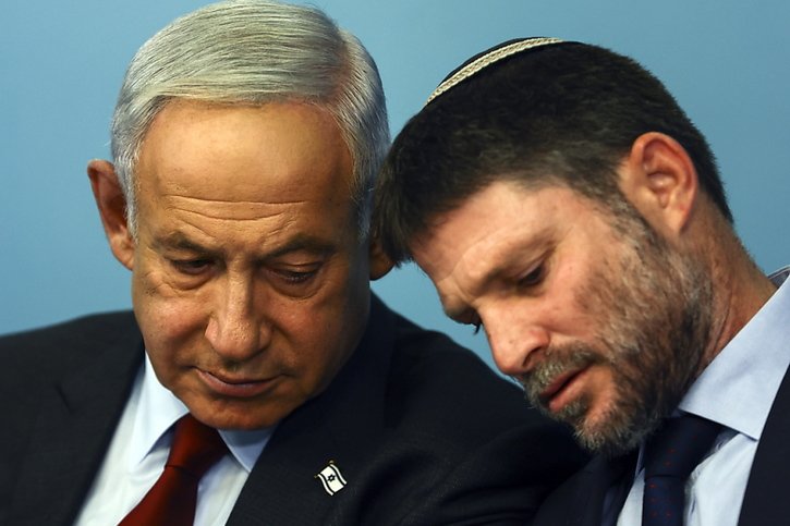 Le ministre d'extrême droite Bezalel Smotrich (à droite) a indiqué sur le réseau social X que la retenue des fonds palestiniens faisait partie d'une stratégie plus large visant à empêcher la création d'un Etat palestinien, parallèlement à l'augmentation de la colonisation en Cisjordanie occupée. © KEYSTONE/EPA REUTERS POOL/RONEN ZVULUN / POOL