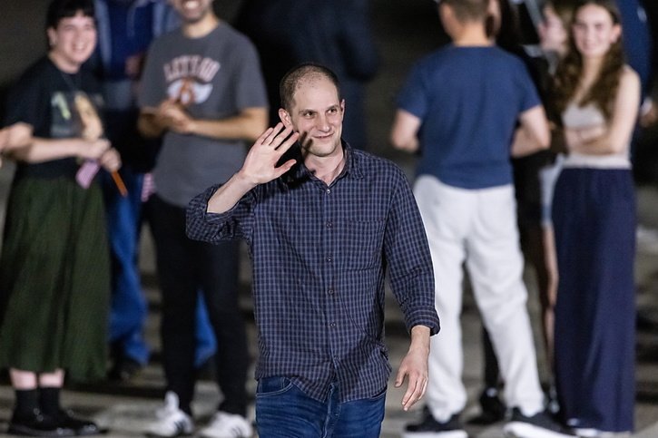 Parmi les vidéos d'arrestations figure celle du journaliste américain Evan Gershkovich, qui a été libéré le 1er août, lors du plus important échange de prisonniers entre Moscou et l'Occident depuis la Guerre froide. © KEYSTONE/EPA/JIM LO SCALZO