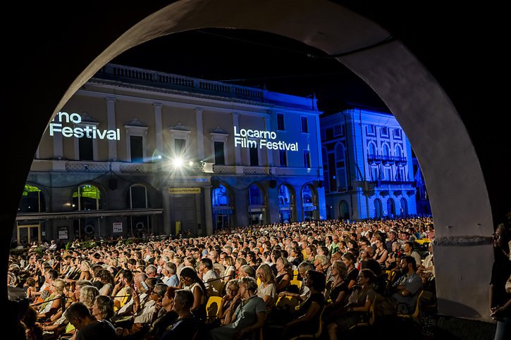 A mi-pacours du Festival du film de Locarno, la Piazza Grande affiche une fréquentation en hausse. © KEYSTONE/JEAN-CHRISTOPHE BOTT