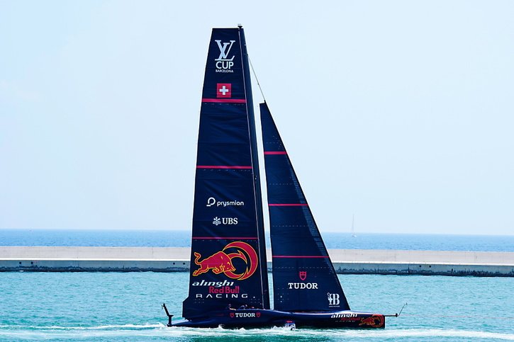 Alinghi Red Bull Racing Team a réussi son entrée en matière au large de Barcelone © KEYSTONE/EPA/Alejandro Garcia