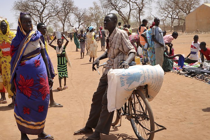 Un convoi du Programme alimentaire mondial (PAM) a pu entrer jeudi au Soudan: les discussions pour l'élargissement de l'accès humanitaire ont été lancées en Suisse (archives). © KEYSTONE/AP/SAM MEDNICK