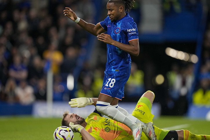 Jérémy Frick provoque le penalty pour une faute sur Christopher Nkunku. © KEYSTONE/AP/Alastair Grant