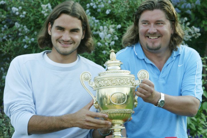 Roger Federer et Peter Lundgren avec le trophée de Wimbledon en 2003 © KEYSTONE/AP/ANJA NIEDRINGHAUS