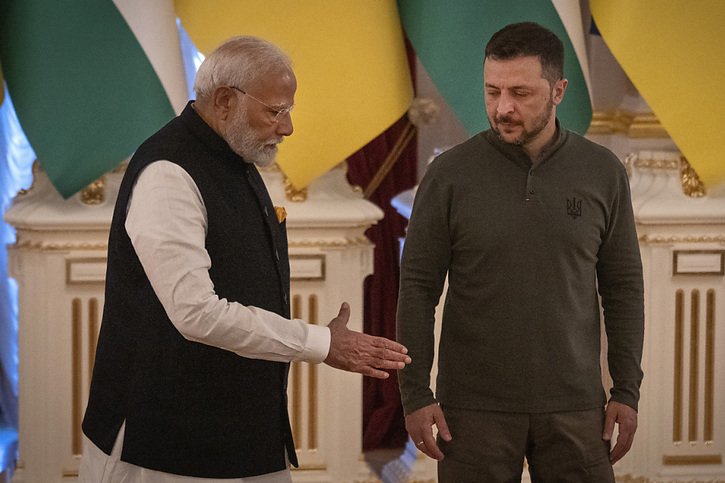 "Nous nous sommes tenus à l'écart de la guerre avec beaucoup de conviction. Cela ne signifie pas que nous étions indifférents", a dit le premier ministre indien Modi à Kiev. © KEYSTONE/AP/Efrem Lukatsky