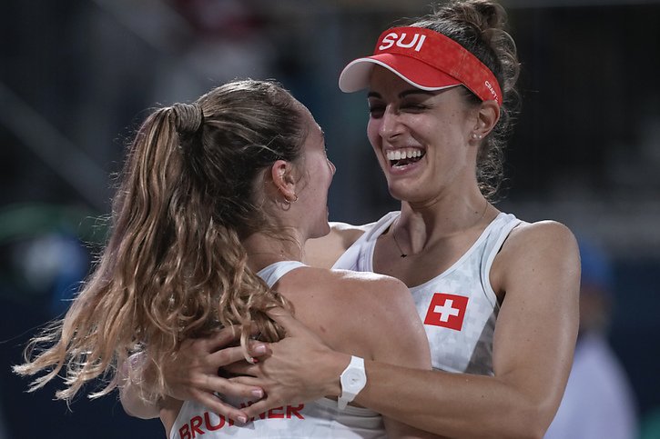 Tanja Huberli (rechts) und Nina Brunner sind diesen Sommer in guter Verfassung. © KEYSTONE/AP/Louise Delmotte