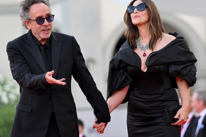 Tim Burton, ici avec Monica Bellucci, 36 ans après sa première comédie cathartique sur la mort et les fantômes devenue culte, ressuscite Beetlejuice, un exorciste déjanté coincé dans l'au-delà, qu'il confie à nouveau à Michael Keaton, 72 ans. © KEYSTONE/EPA/ETTORE FERRARI