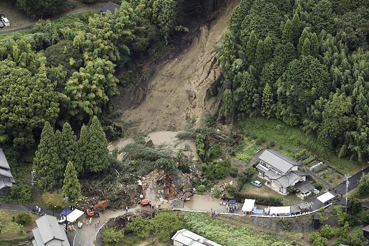 Des pluies torrentielles ont notamment déclenché un glissement de terrain mortel qui a fait 3 morts à Gamagori, une ville d cenre de la préfecture d'Aichi. © KEYSTONE/AP