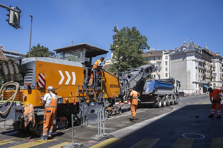 Des parlementaires fédéraux de tous bords politiques se sont alliés pour demander une meilleure protection des ouvriers en cas de canicule (archives). © KEYSTONE/MARTIAL TREZZINI