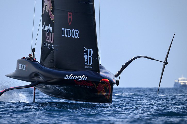 Alinghi a dû s'avouer vaincu pour la première régate de la Coupe Louis Vuitton © KEYSTONE/JEAN-CHRISTOPHE BOTT