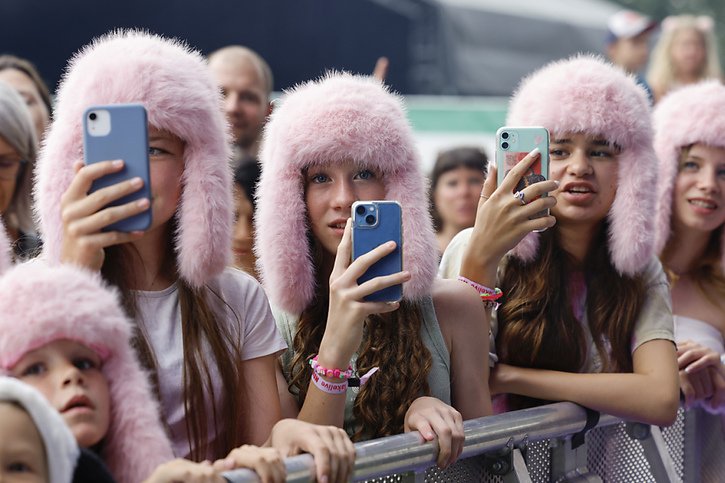 Grâce à Nemo, Bâle va accueillir l'Eurovision en mai prochain. Des fans avaient accueilli la jeune star à Bienne le 31 juillet dernier. © KEYSTONE/PETER KLAUNZER