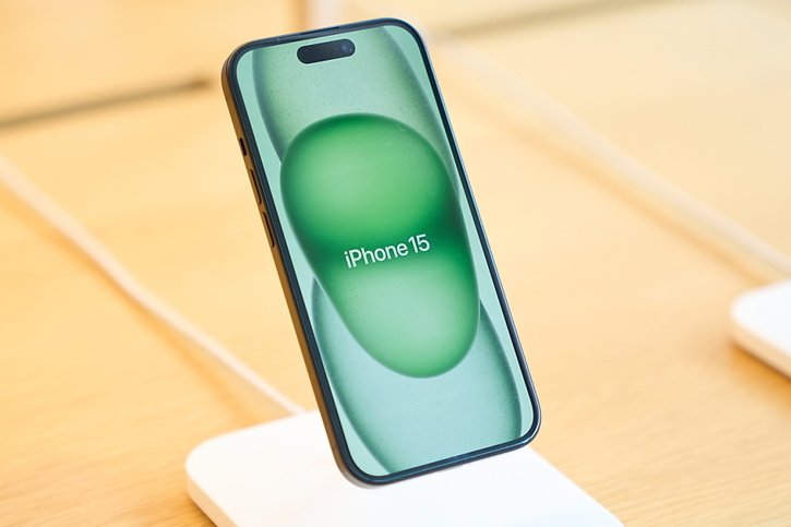 Les utilisateurs du smartphone succédant à l'iPhone 15 auront accès à des nouvelles fonctionnalités dès cet automne, mais devront attendre 2025 pour une partie d'entre elles (archives). © KEYSTONE/EPA/ALLISON DINNER