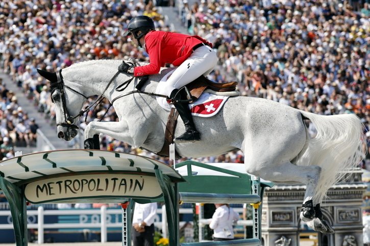 Martin Fuchs (ici aux JO de Paris) a cueilli un succès de prestige dimanche à Calgary © KEYSTONE/EPA/TOLGA AKMEN