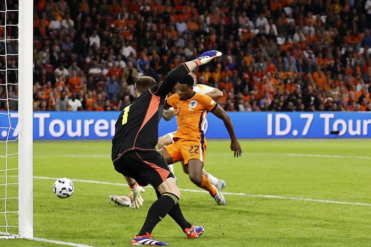 Denzel Dumfries (au centre) égalise pour les Pays-Bas. © KEYSTONE/EPA/MAURICE VAN STEEN