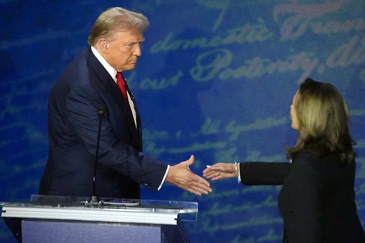 Le débat entre l'ancien président Donald Trump et l'actuelle Vice-présidente Kamala Harris a débuté à Philadelphie. © KEYSTONE/AP/Alex Brandon