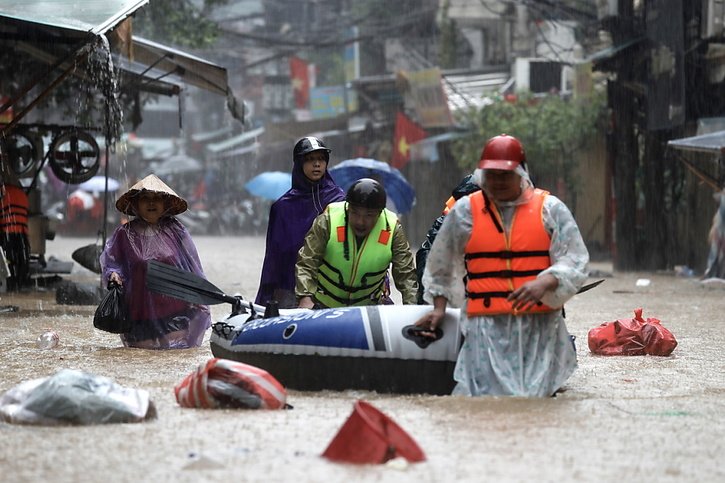 A Hanoï, la montée du fleuve Rouge a conduit à l'évacuation de centaines de personnes. Il est à son plus haut niveau depuis 2004, a constaté Mai Van Khiem, le directeur du centre national de prévisions météorologiques. © KEYSTONE/EPA/LUONG THAI LINH