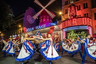 A Paris, le Moulin Rouge retrouve ses ailes