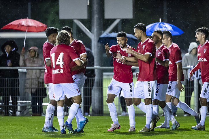 Les Sédunois se congratulent après l'ouverture du score de Théo Bouchlarhem. © KEYSTONE/MICHAEL BUHOLZER