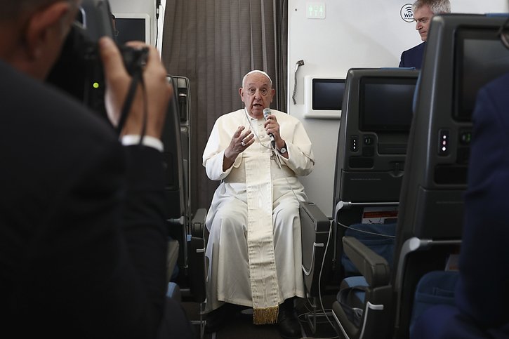 Le pape François a répondu vendredi aux journalistes dans l'avion qui le ramenait de Singapour à Rome. © KEYSTONE/AP/Guglielmo Mangiapane