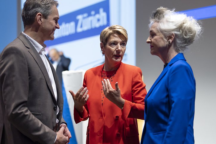 La conseillère fédérale Karin Keller-Sutter discute avec le conseiller national Beat Walti et la conseillère d'Etat zurichoise Carmen Walker Späh. © KEYSTONE/TIL BUERGY