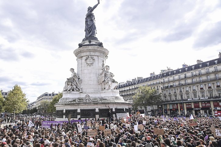 "On est toutes Gisèle", "violeur on te voit, victime on te croit", "tu n'es pas seule", ont scandé régulièrement plus de mille manifestantes et manifestants réunis à Paris, place de la République. © KEYSTONE/EPA/TERESA SUAREZ