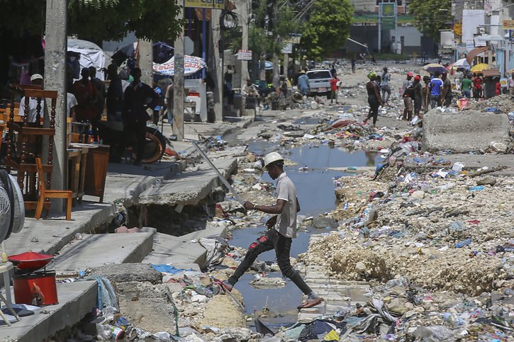 Une vingtaine de personnes ont été tuées samedi, et une quarantaine d'autres blessées dans l'explosion d'un camion en Haïti. © KEYSTONE/AP/Odelyn Joseph