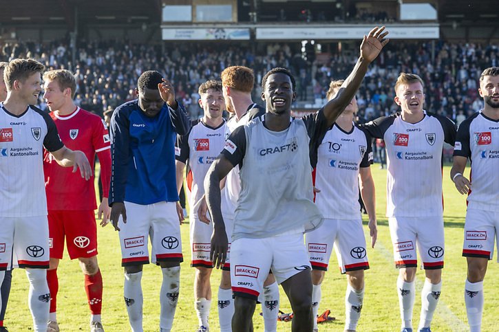 Les joueurs d'Aarau jubilent après avoir sorti Lucerne en Coupe de Suisse © KEYSTONE/URS FLUEELER